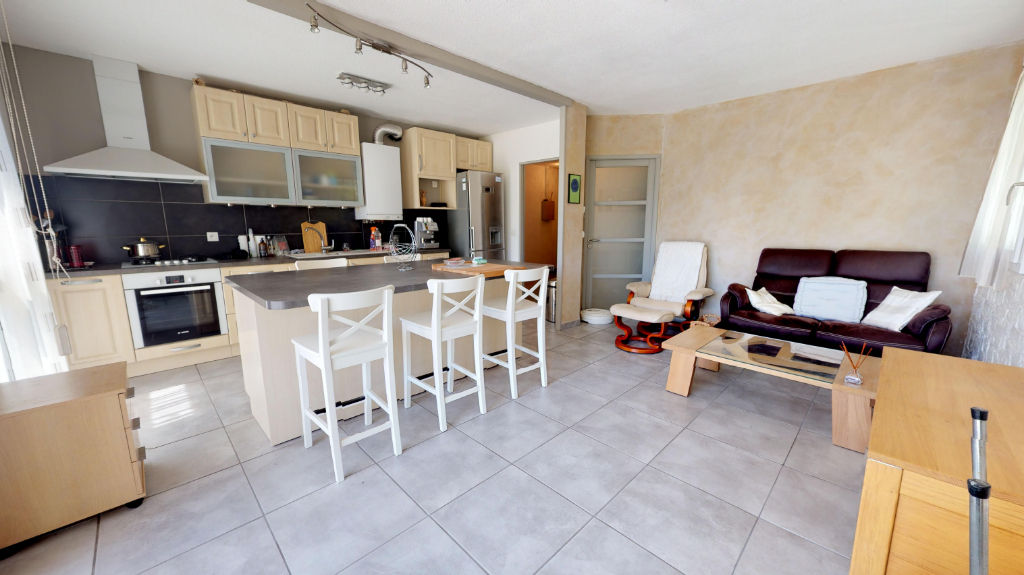 À vendre à SAINT EGREVE (38120), appartement d'environ 50 m² avec garage.