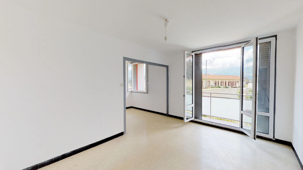 Beau T4 entièrement rénové avec balcon