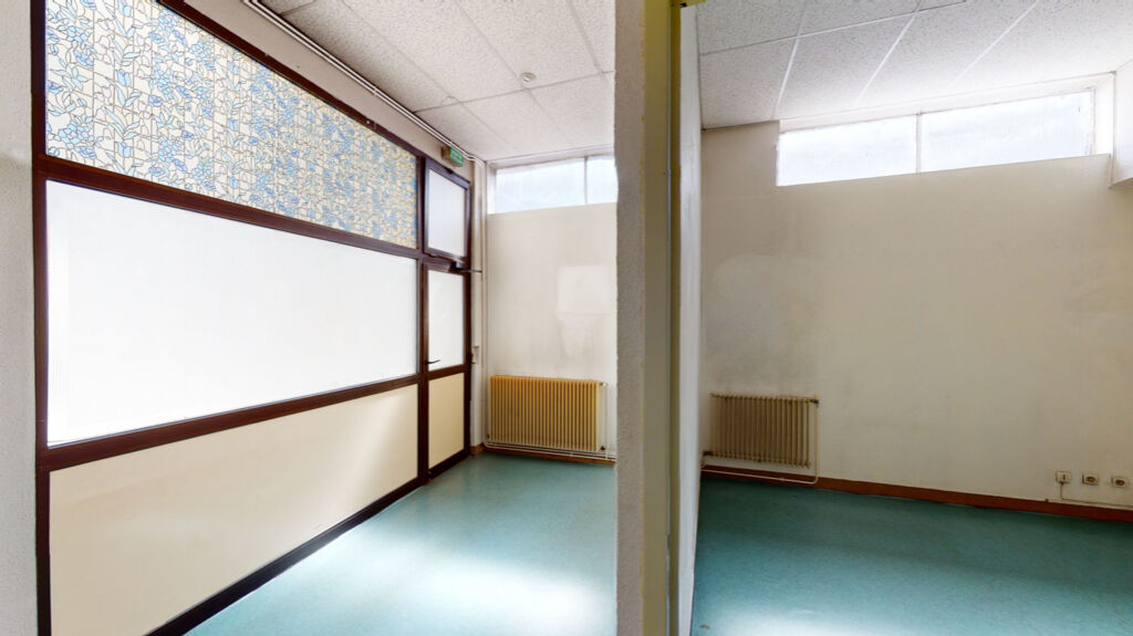 Ancien local transformé en studio à rénover