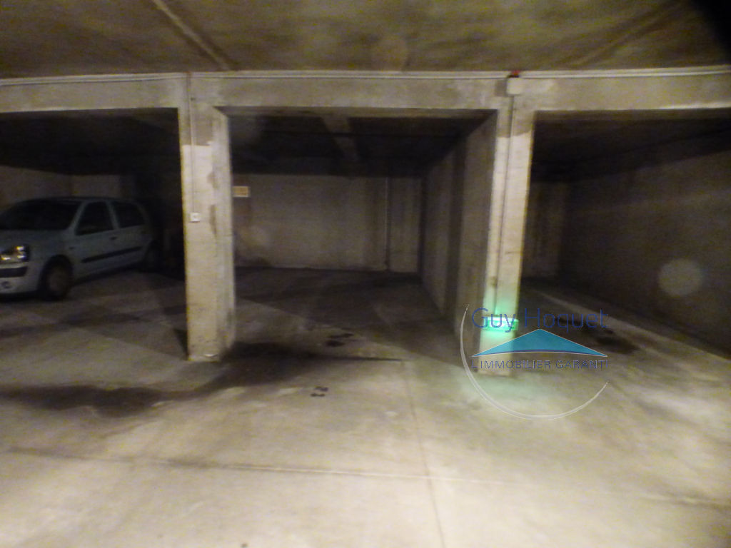Parking sous-terrain / Grenoble : entre Mutualiste et Berriat.