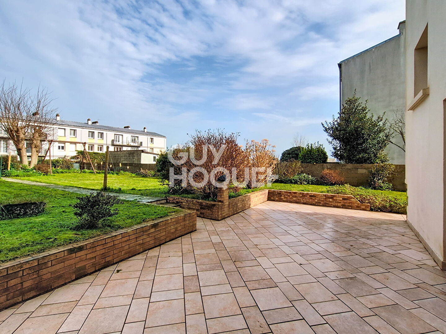 Maison édifiée sur garage - Secteur Saint -Luc.