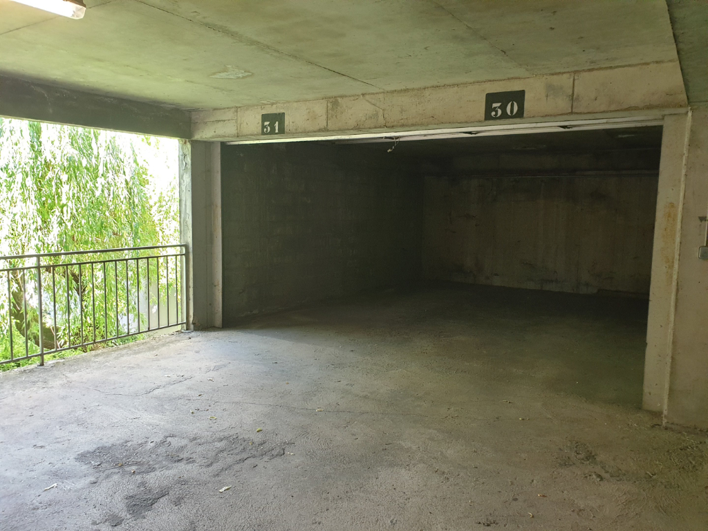 Box 2 places Place Flore, rare !