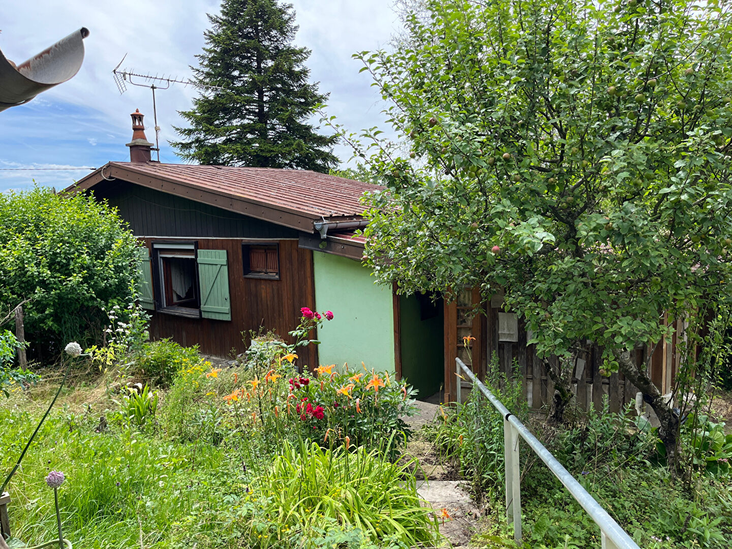 Proche Quingey, chalet sur terrain 15,50 ares