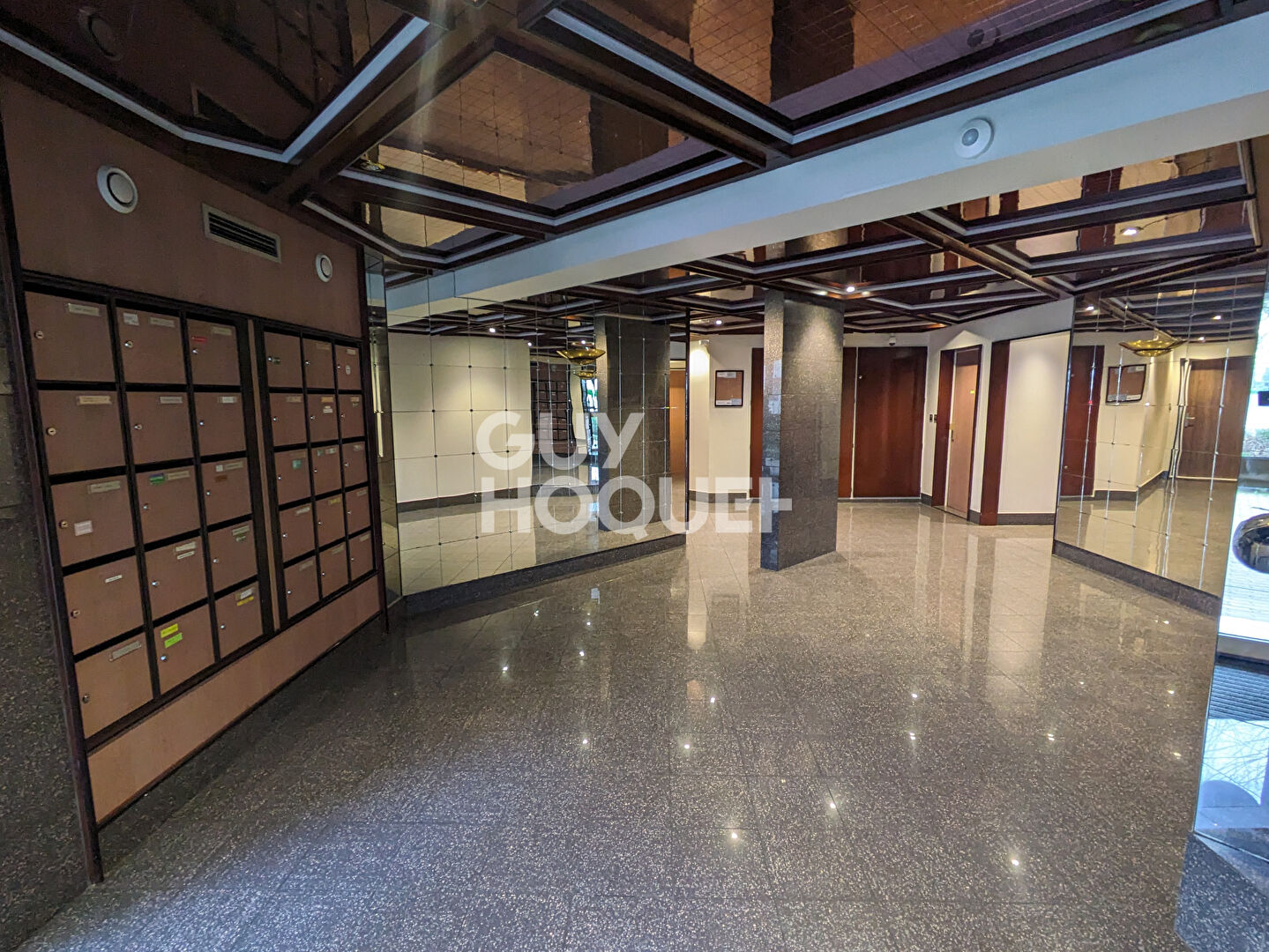 Appartement meublé avec balcon et vue dégagée - Place Flore - idéal investisseur