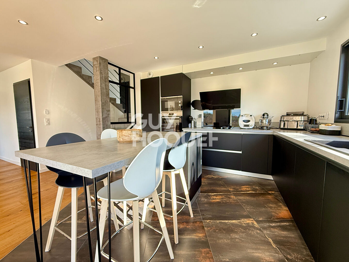 Maison familiale contemporaine avec vue dégagée