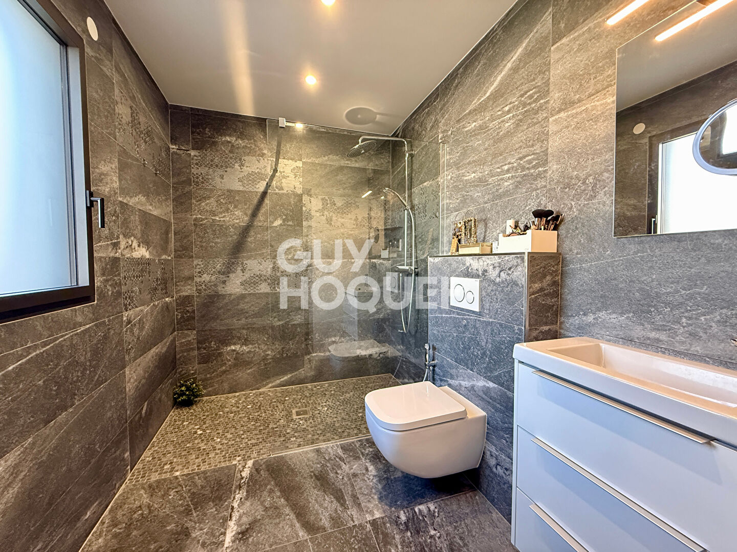 Maison familiale contemporaine avec vue dégagée