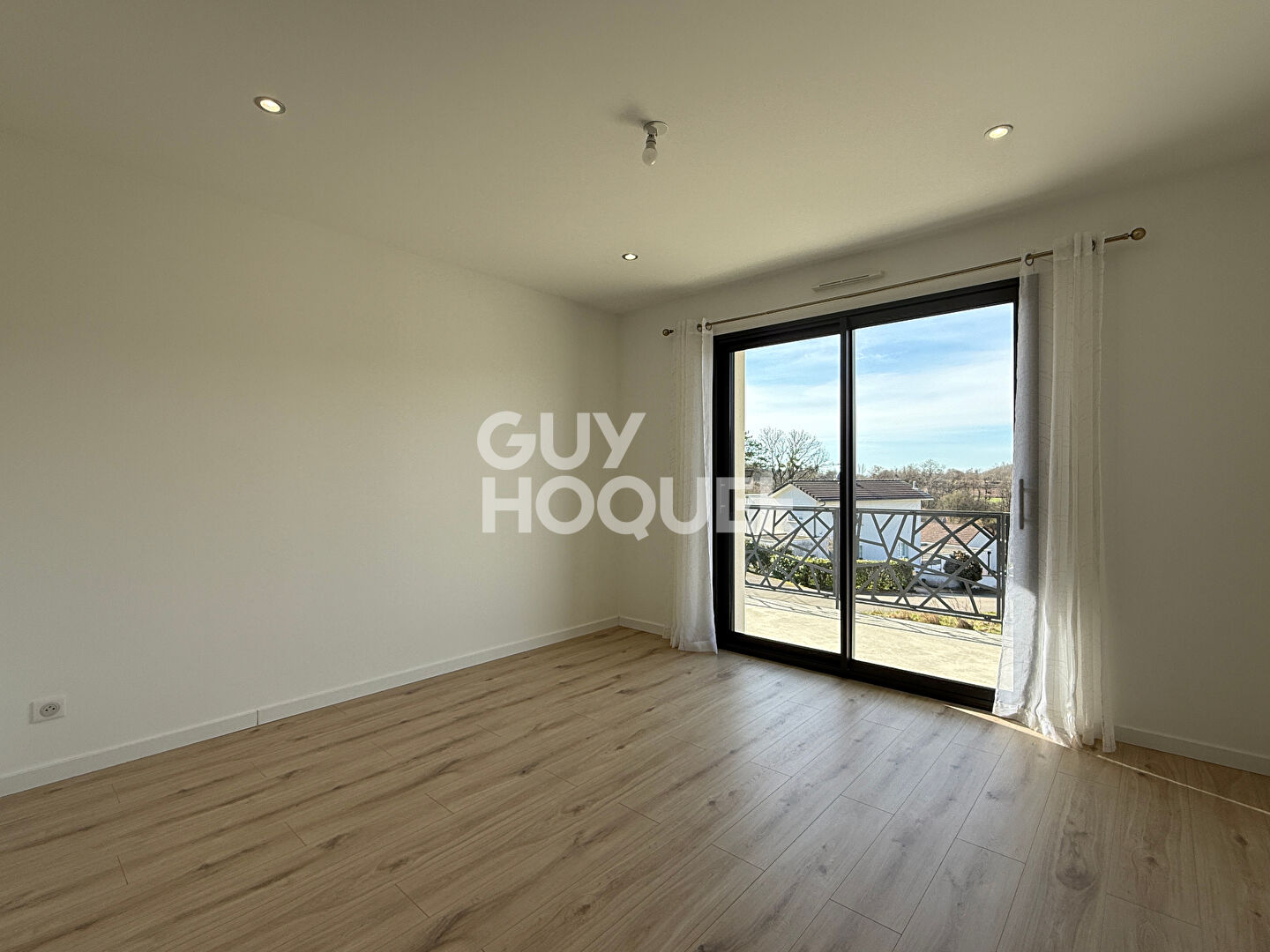 Maison familiale contemporaine avec vue dégagée