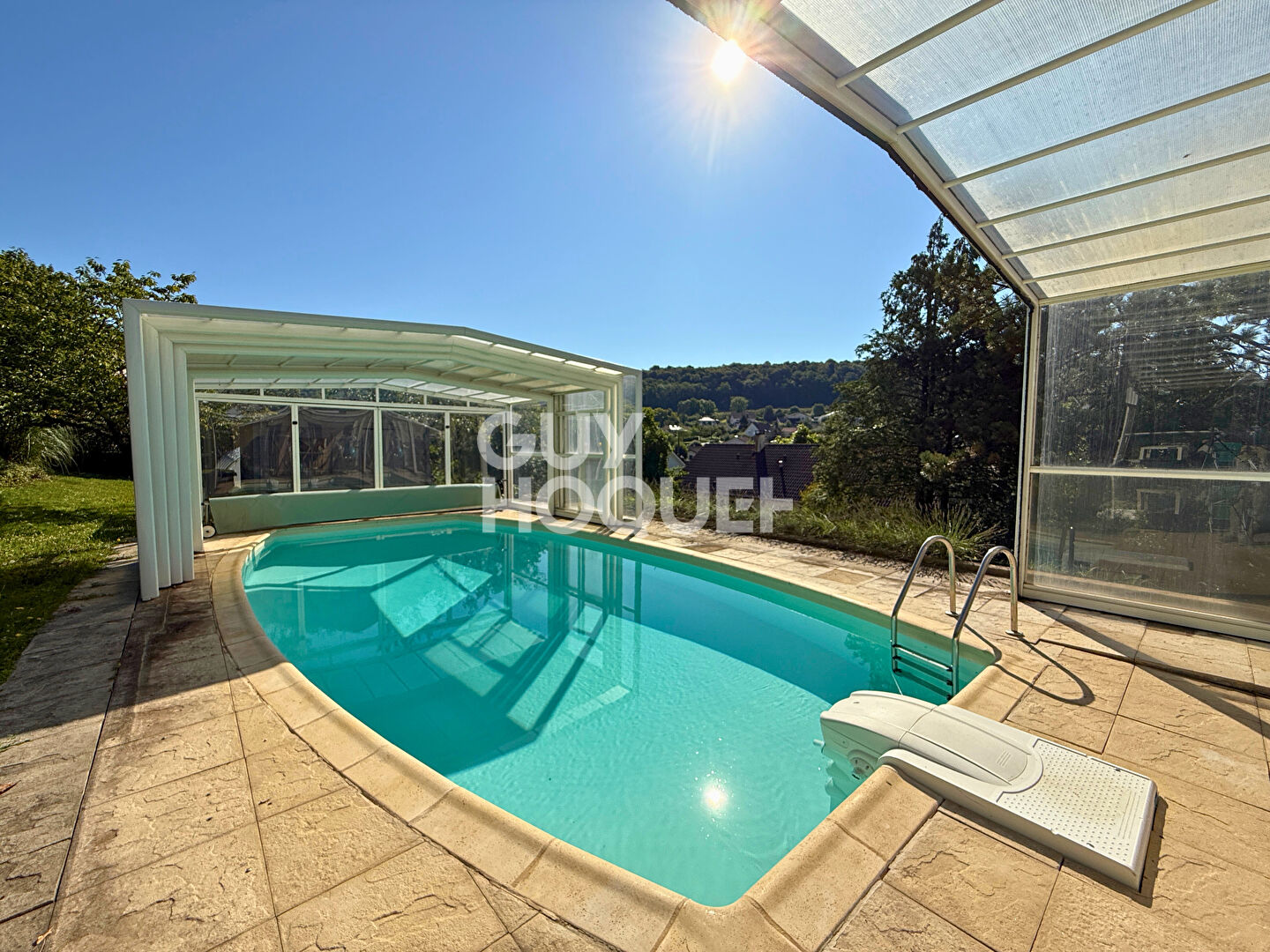 Maison familiale de 132 m² avec piscine couverte et grand terrain arboré