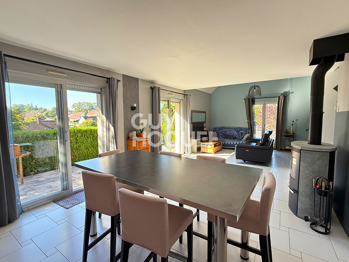 Maison lumineuse 131 m² avec piscine couverte à 5 min de Besançon