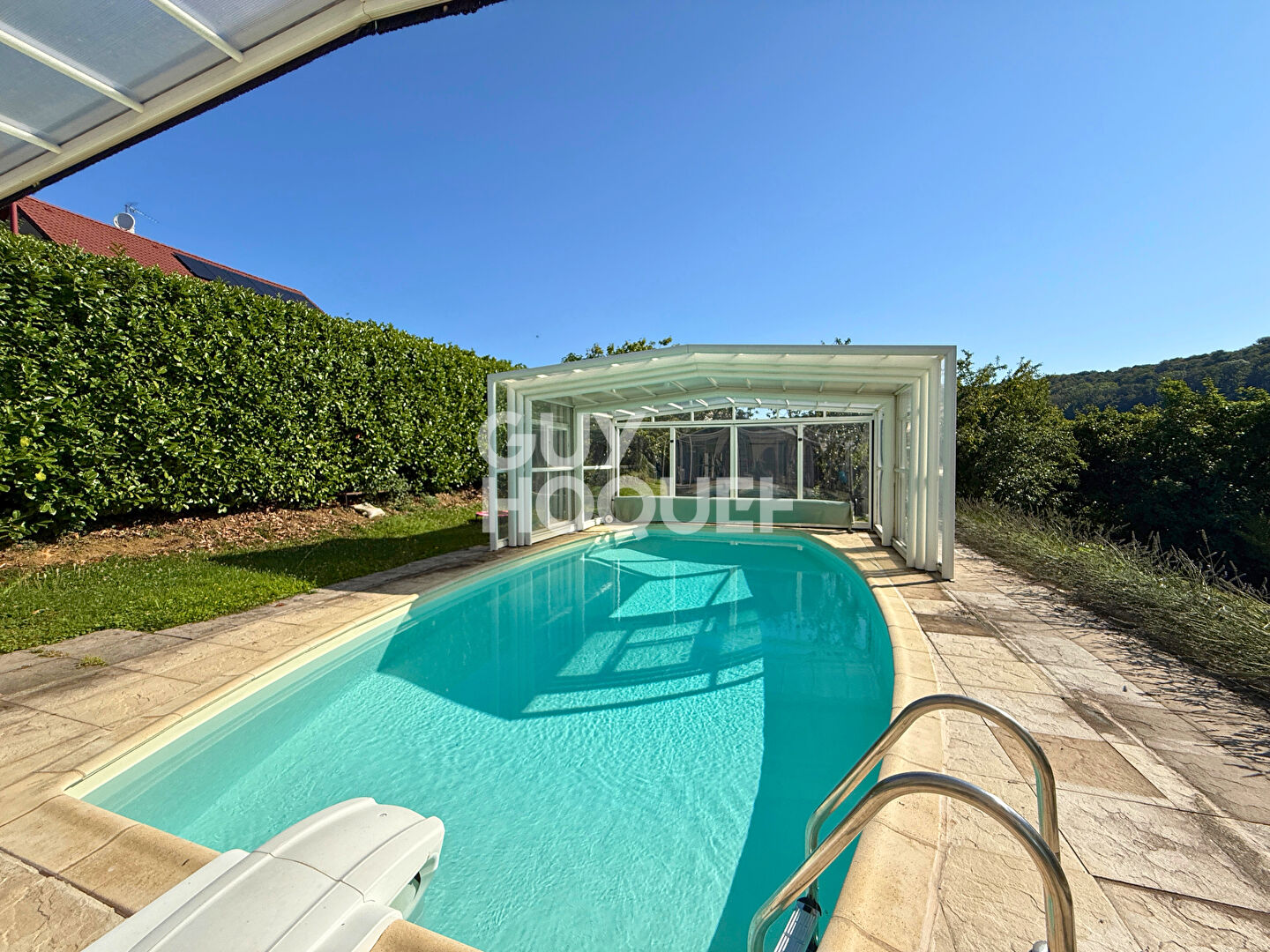 Maison lumineuse 131 m² avec piscine couverte à 5 min de Besançon