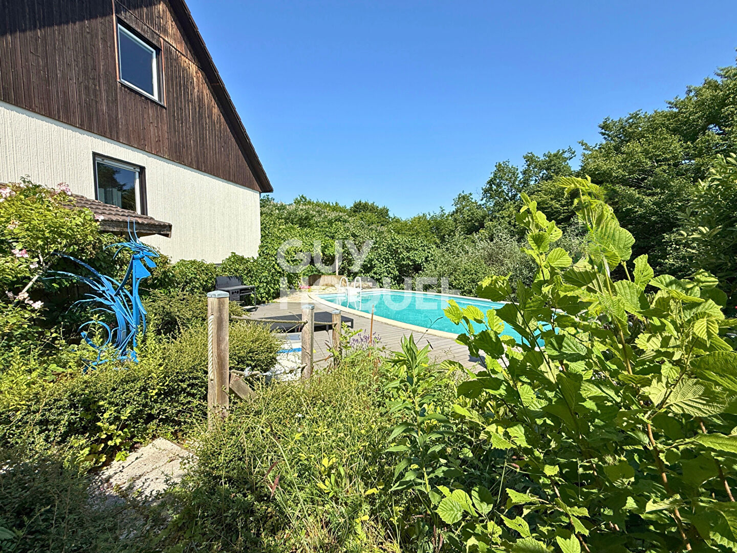 Vue dégagée pour cette belle maison avec piscine à Thise