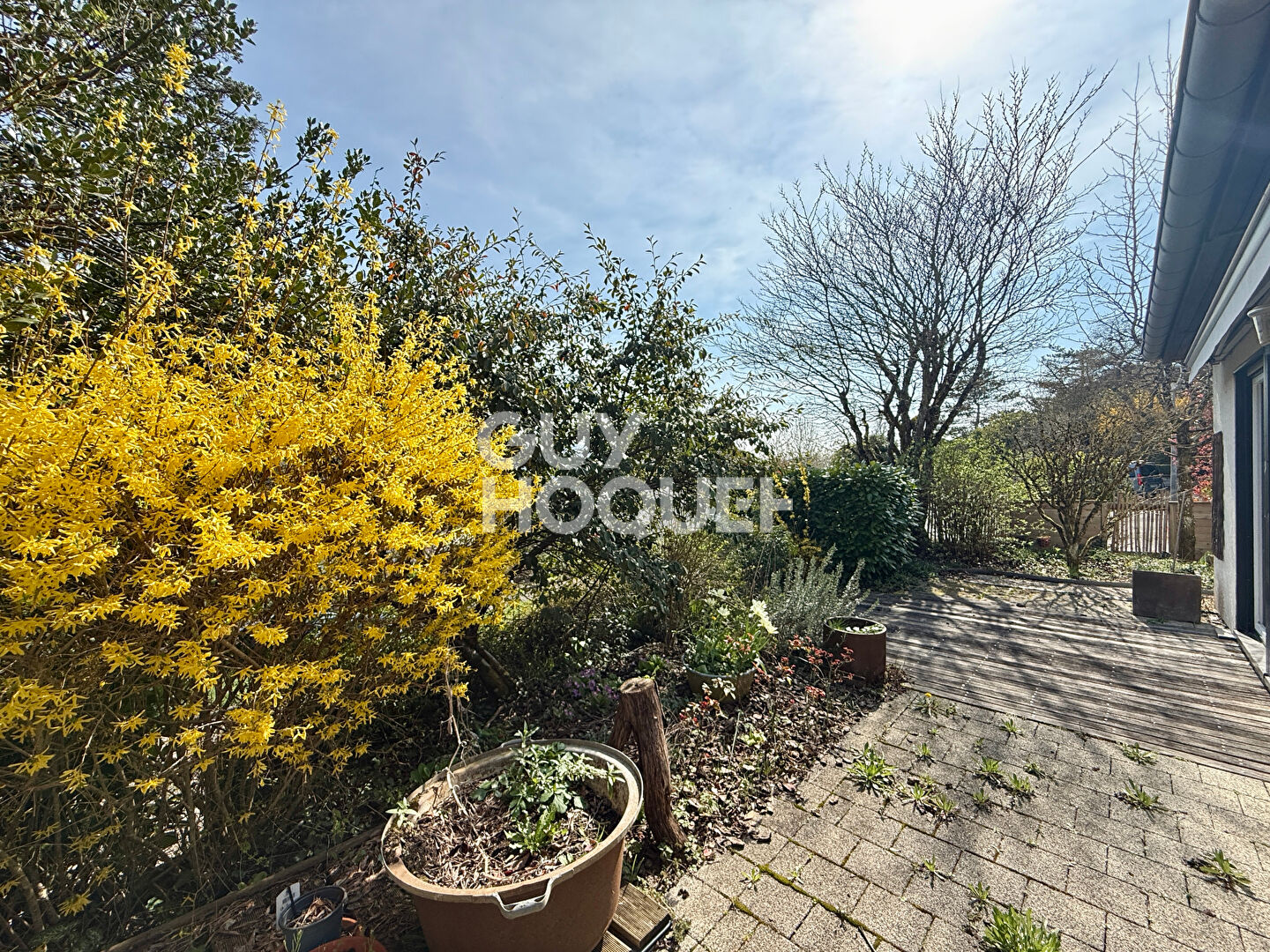 Vue dégagée pour cette belle maison avec piscine à Thise