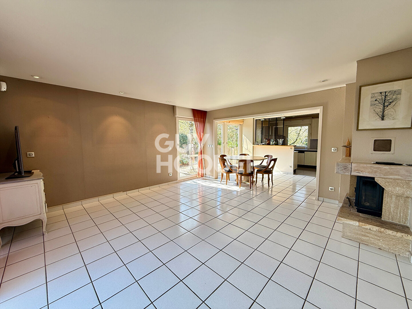 Vue dégagée pour cette belle maison avec piscine à Thise