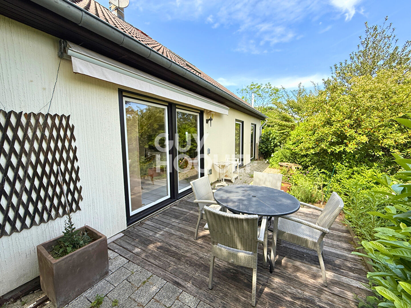 Vue dégagée pour cette belle maison avec piscine à Thise