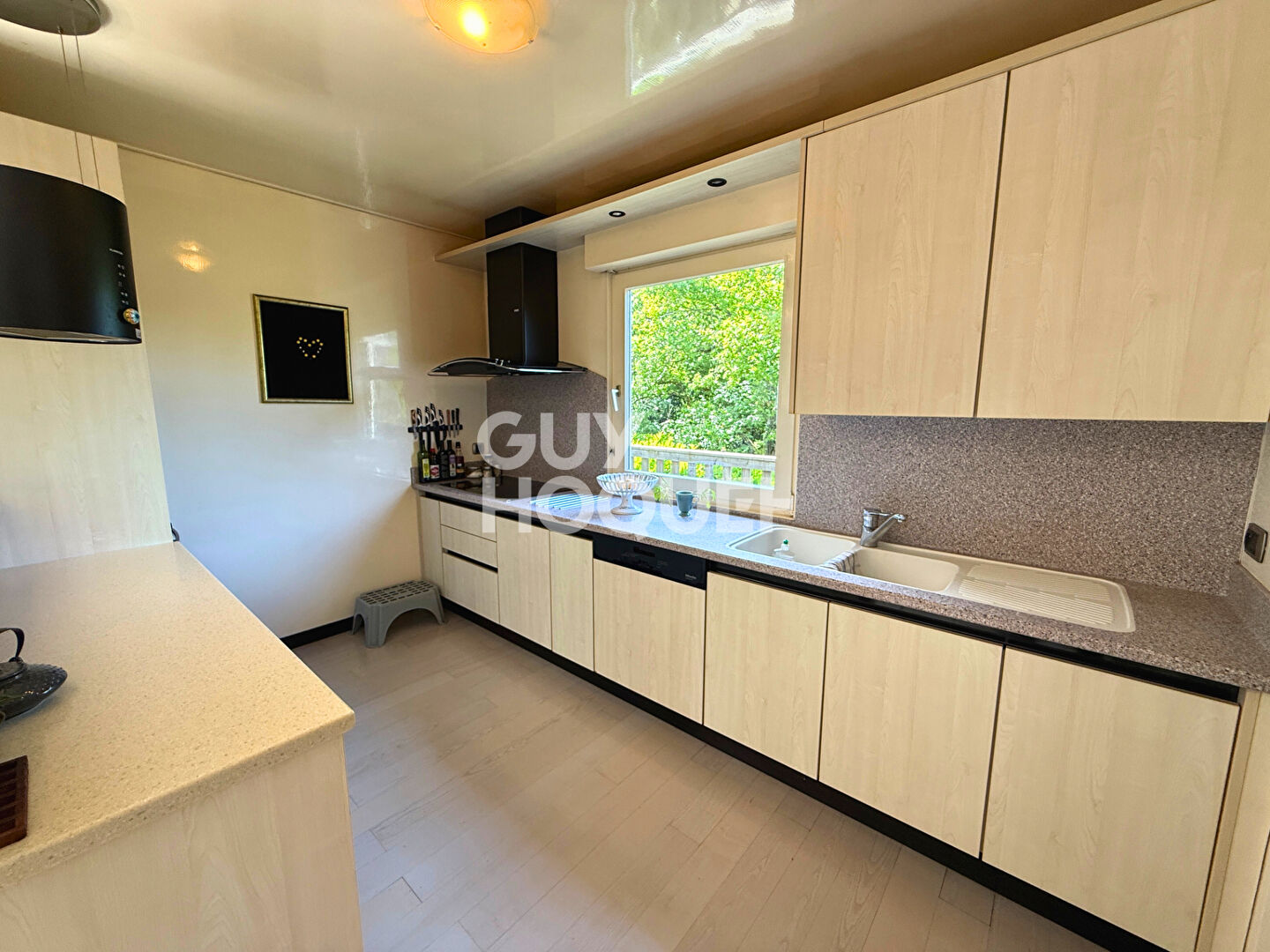 Vue dégagée pour cette belle maison avec piscine à Thise