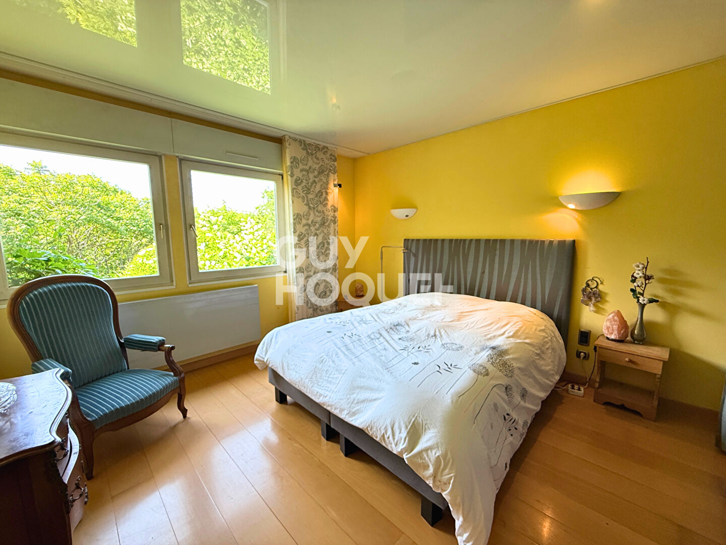 Vue dégagée pour cette belle maison avec piscine à Thise