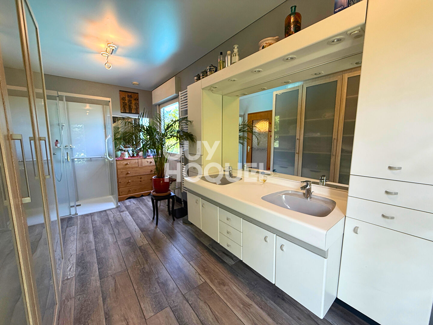 Vue dégagée pour cette belle maison avec piscine à Thise