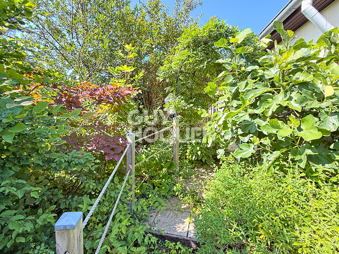 Vue dégagée pour cette belle maison avec piscine à Thise
