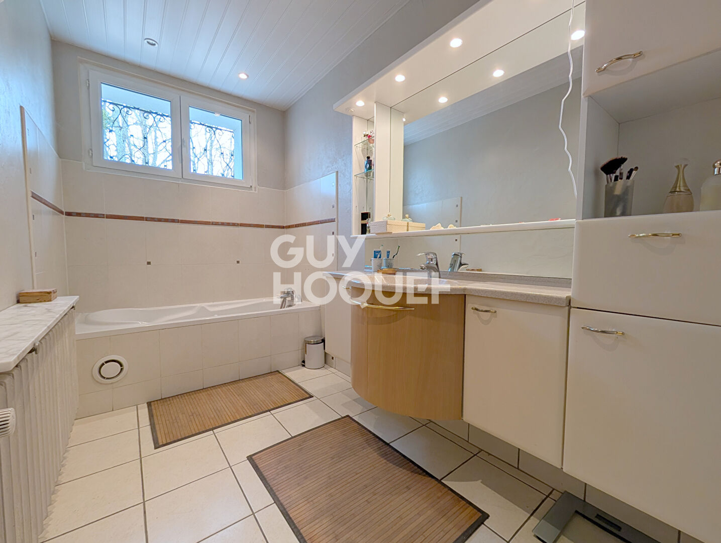 Maison Ecole Valentin, 6 chambres, terrain 26 ares