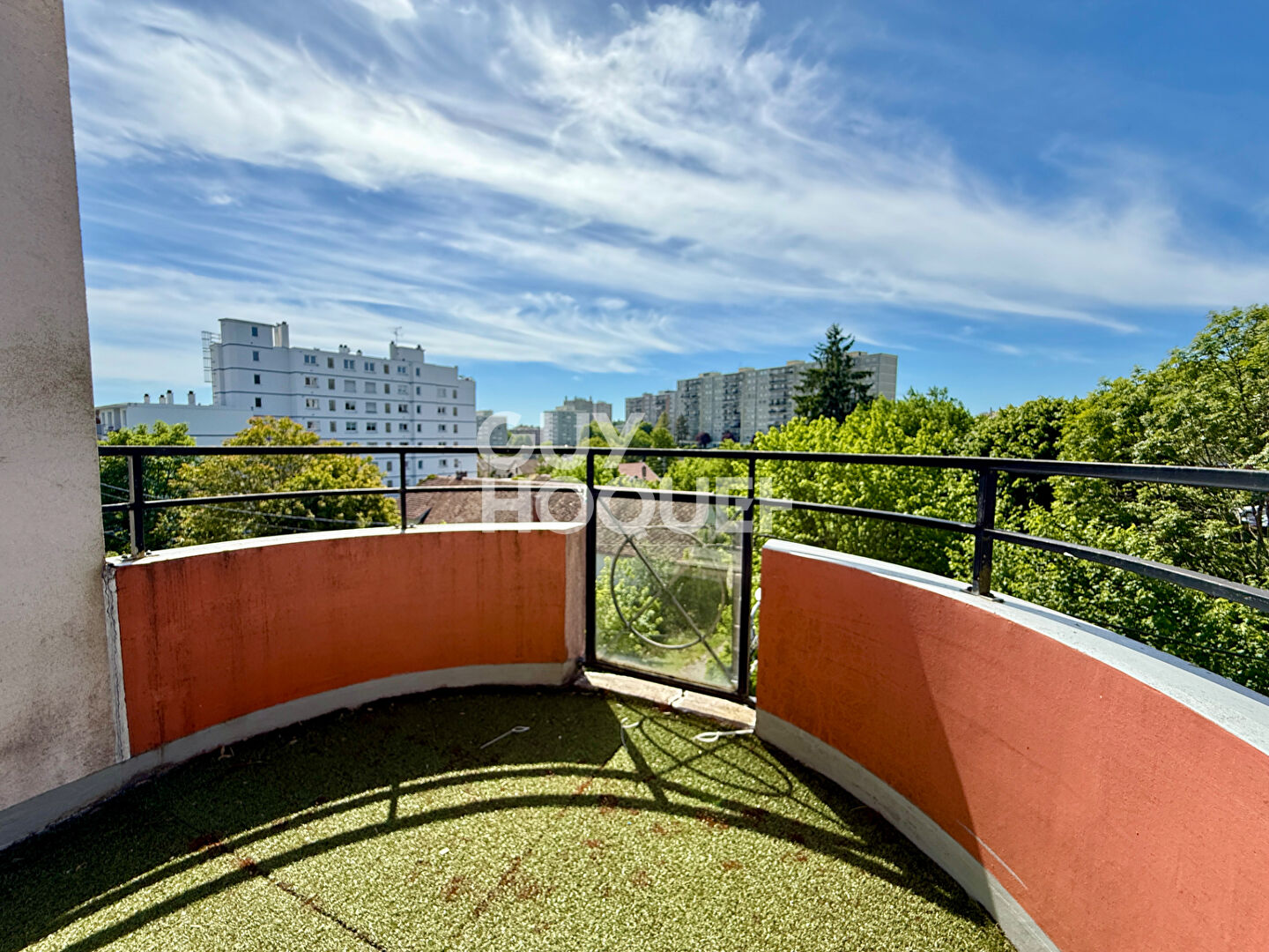 Dernier étage avec vue dégagée pour cet appartement familial