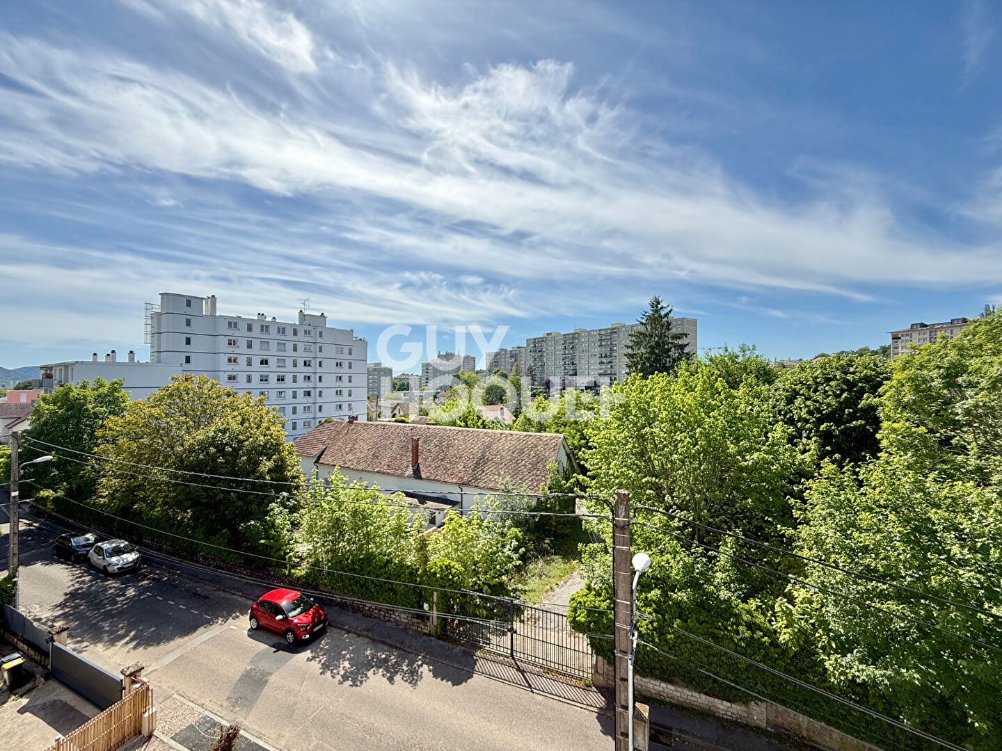 Dernier étage avec vue dégagée pour cet appartement familial