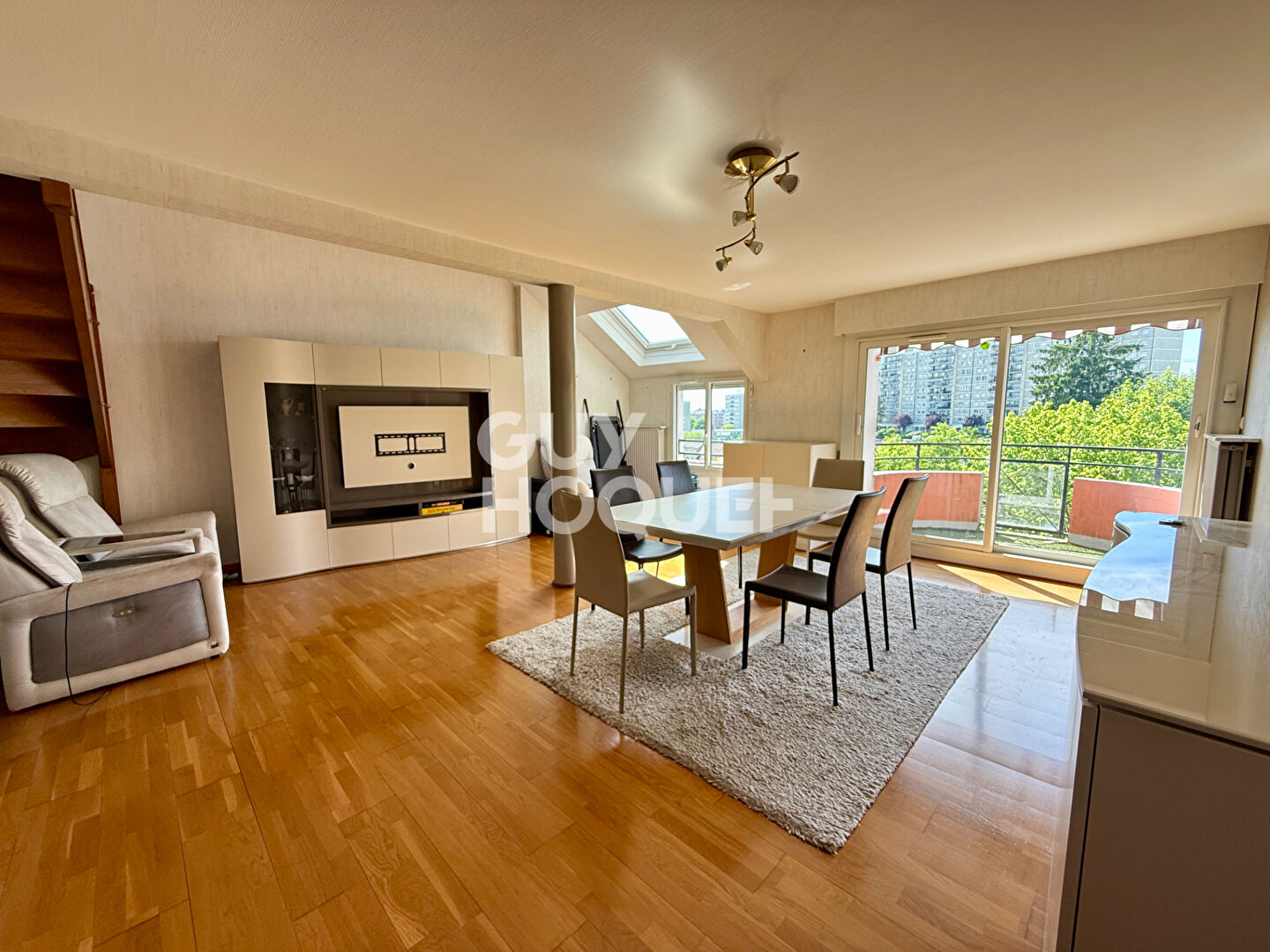 Dernier étage avec vue dégagée pour cet appartement familial