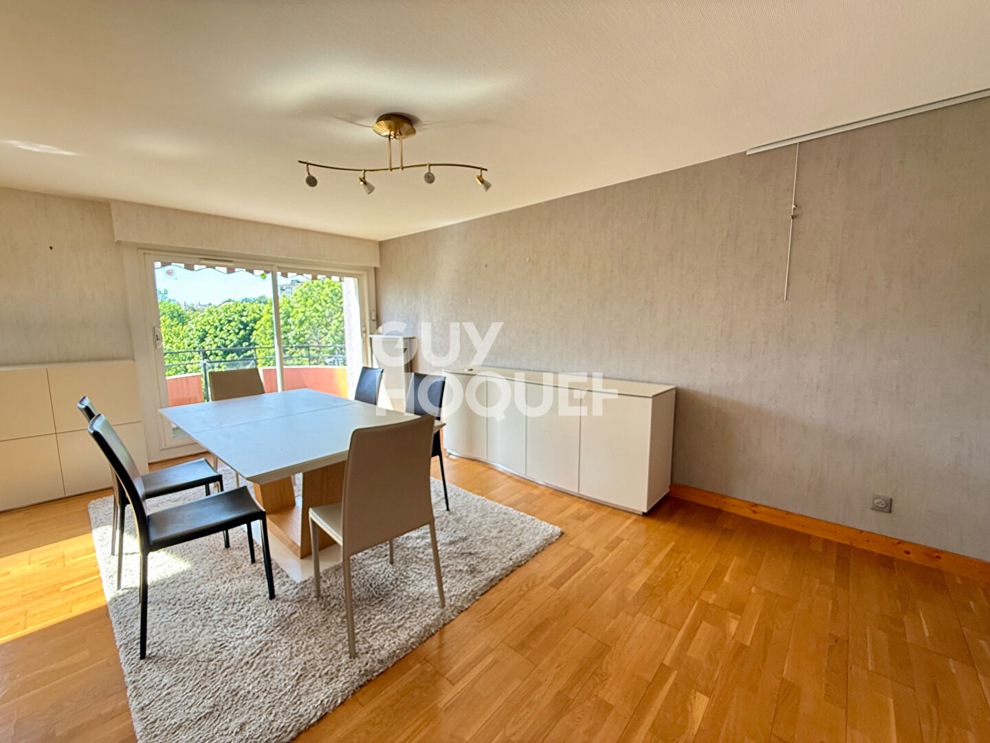 Dernier étage avec vue dégagée pour cet appartement familial