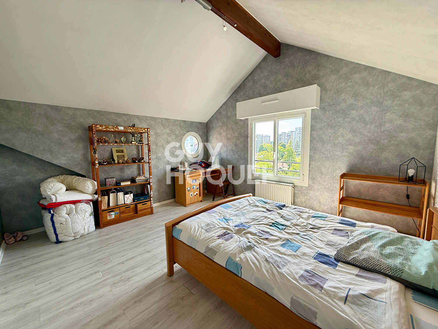 Dernier étage avec vue dégagée pour cet appartement familial