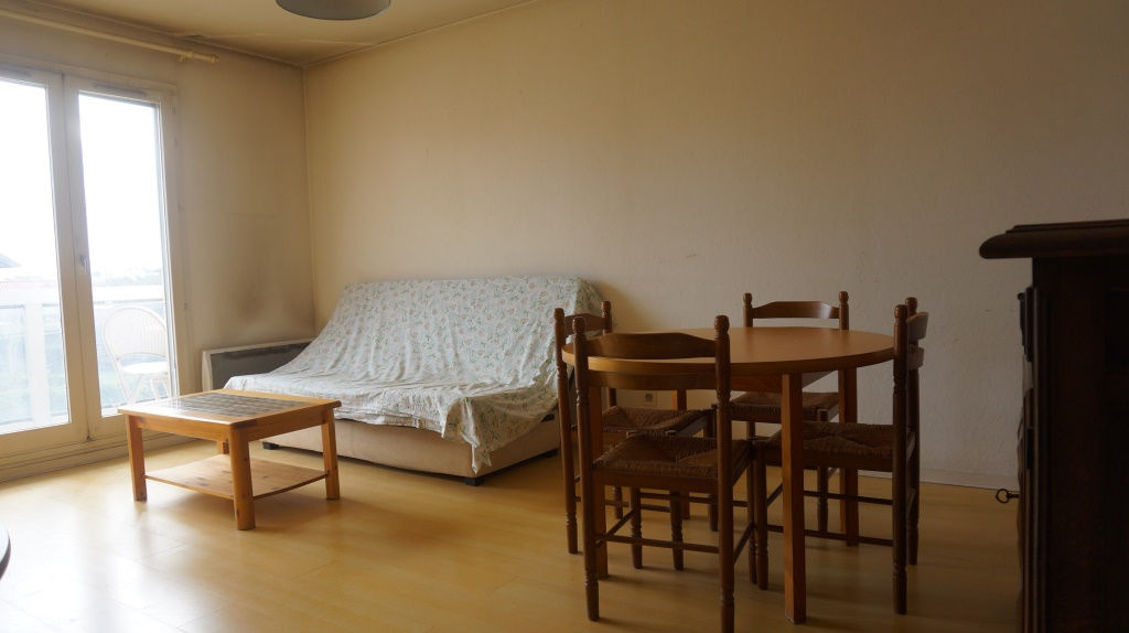 A PROXIMITÉ DE TOUTES LES COMMODITÉS, T2 SPACIEUX AVEC BALCON ET POSSIBILITÉ GARAGE EN SUS