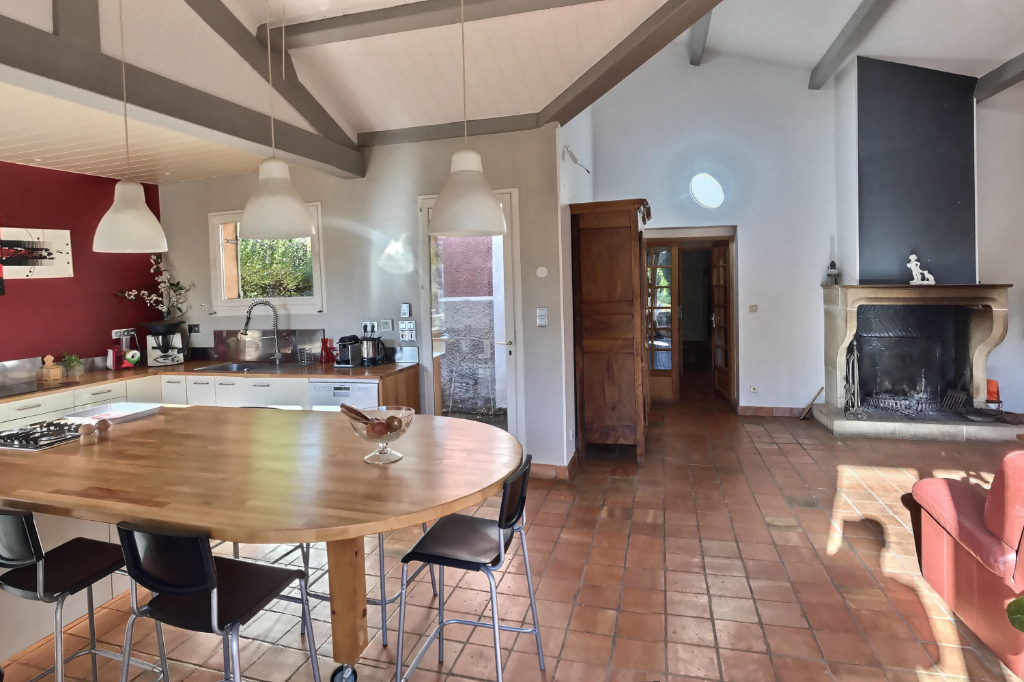 SUR LA COMMUNE PRISÉE DE FLEURIEU / SAÔNE MAISON DES ANNÉES 35 A PROXIMITÉ DU CENTRE