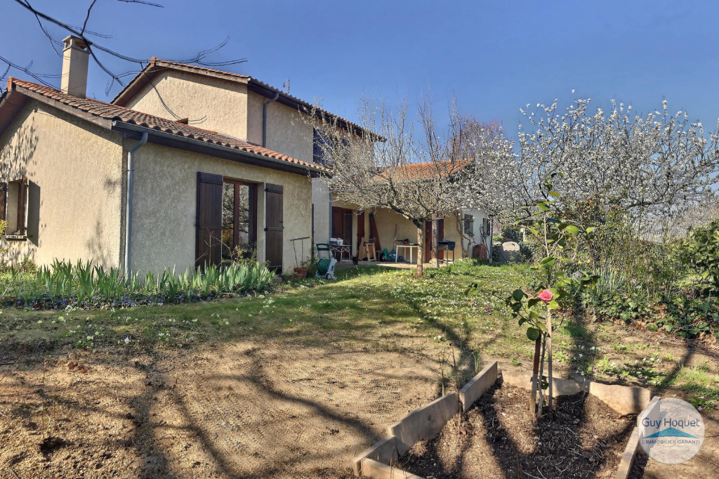 MAISON DANS ENVIRONNEMENT VERDOYANT ET AU CALME DANS LE VILLAGE DE SAINT GERMAIN AU MONT D'OR