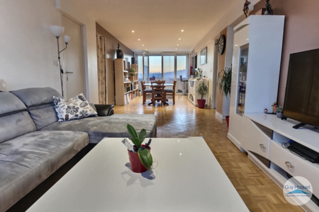 AU CALME AVEC VUE DÉGAGÉE, LUMINEUX APPARTEMENT T4 EN BON ETAT...