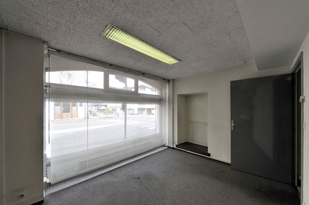 IMMEUBLE AVEC 1 APPARTEMENT ET 1 LOCAL COMMERCIAL