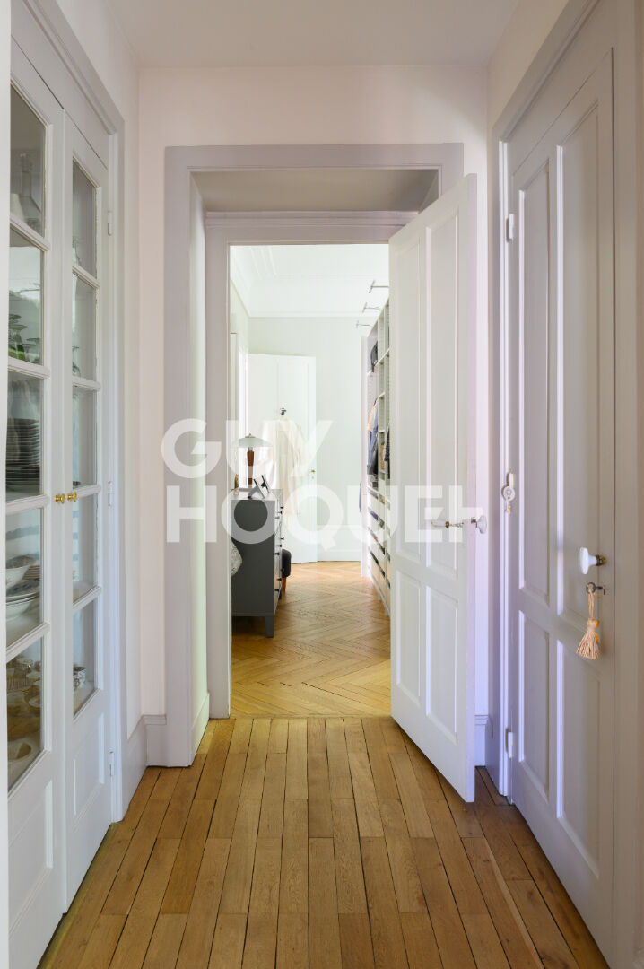 centre Croix Rousse T5  -parking fermé -178 m2 -balcon