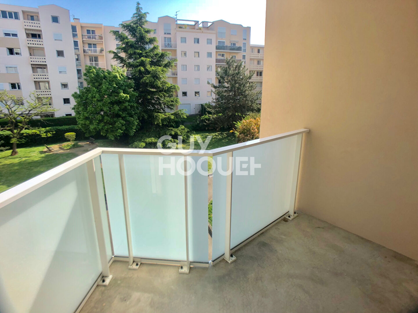 Grange Blanche - Maryse Bastié - T1 avec balcon et stationnement
