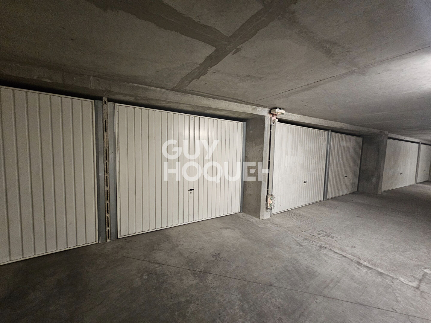 LYON 4 - METRO HENON - Box fermé en sous-sol 13m²