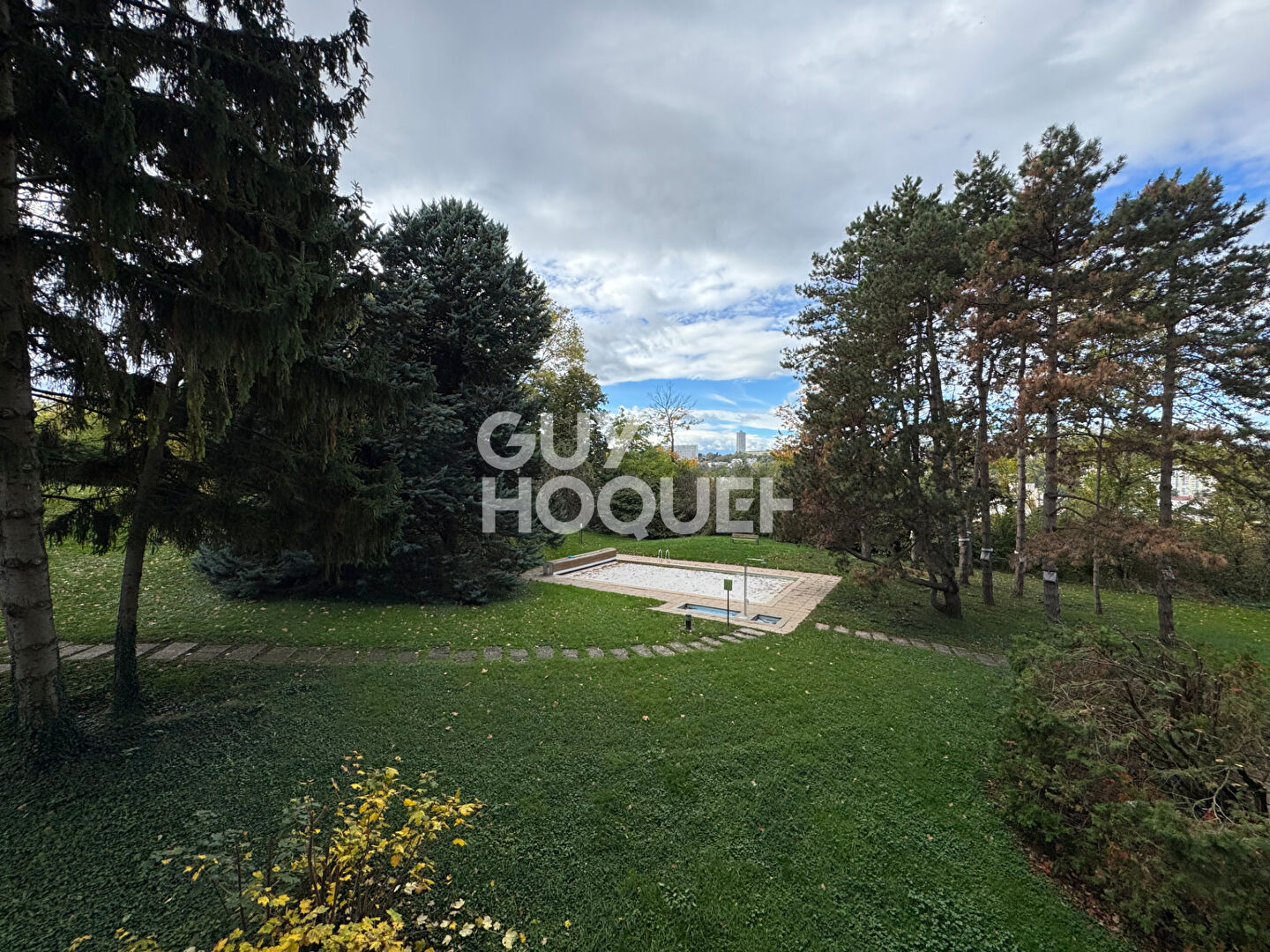 Appartement T2 de 69 m2 avec terrasse de 10M2 piscine tennis gardien parking cave