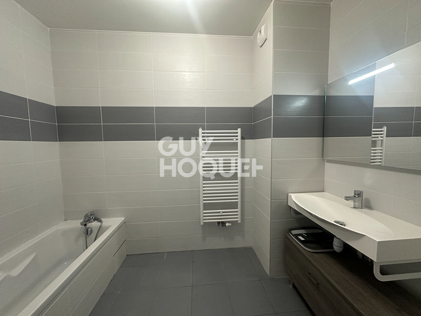 Plateau Croix-Rousse - Appartement avec loggia et parking - résidence récente accès PMR