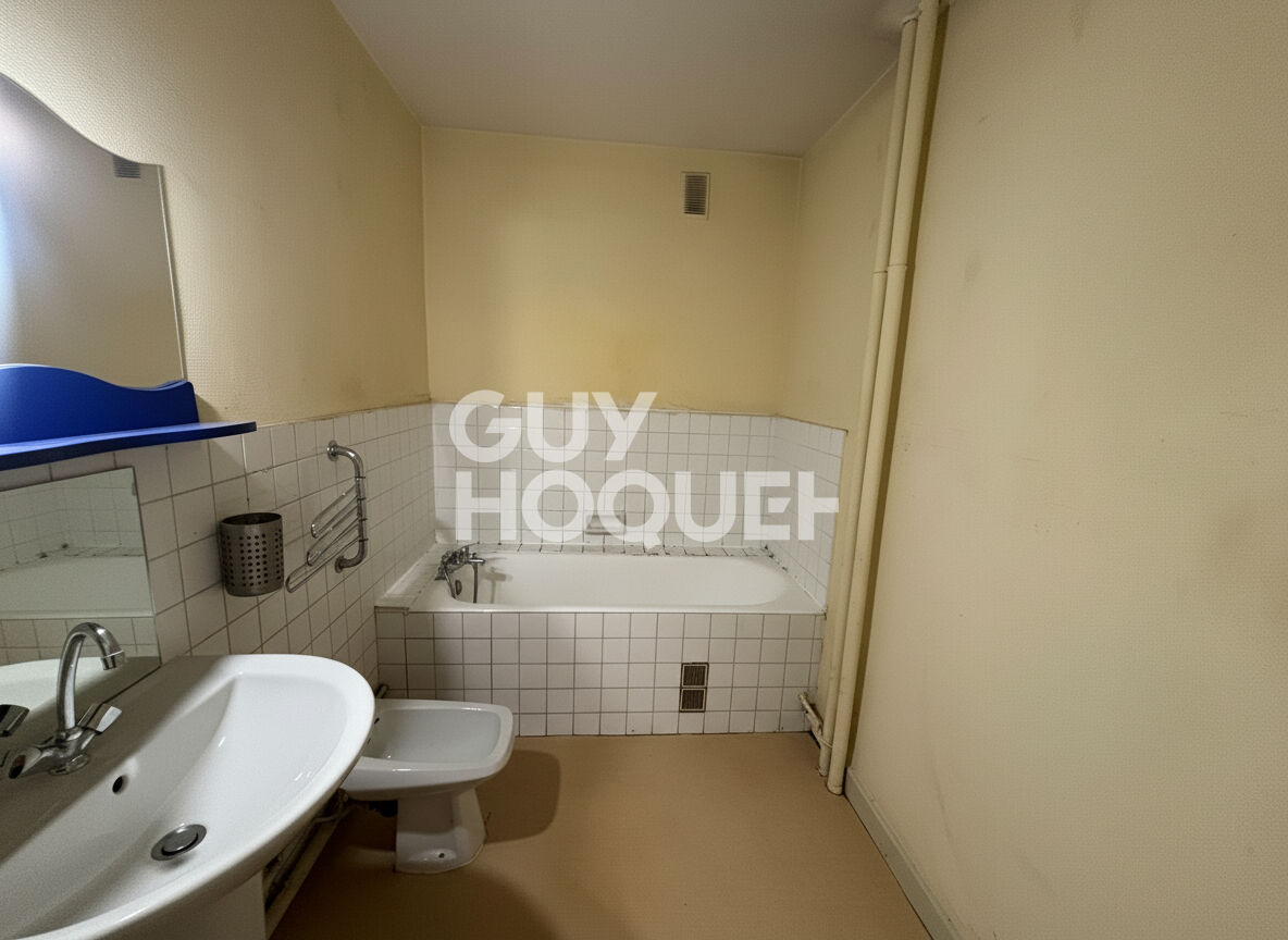 A rénover - T3 possible T4 avec parking inclus dans le prix