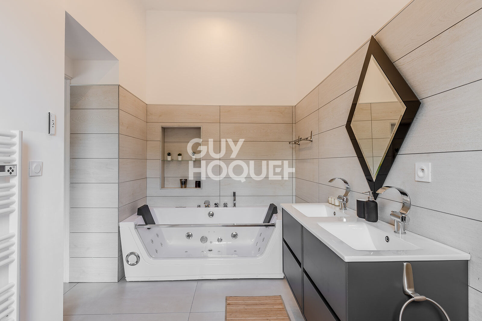 Plateau Croix-Rousse -  Villa 332 m²  - Sous-sol - Garage -