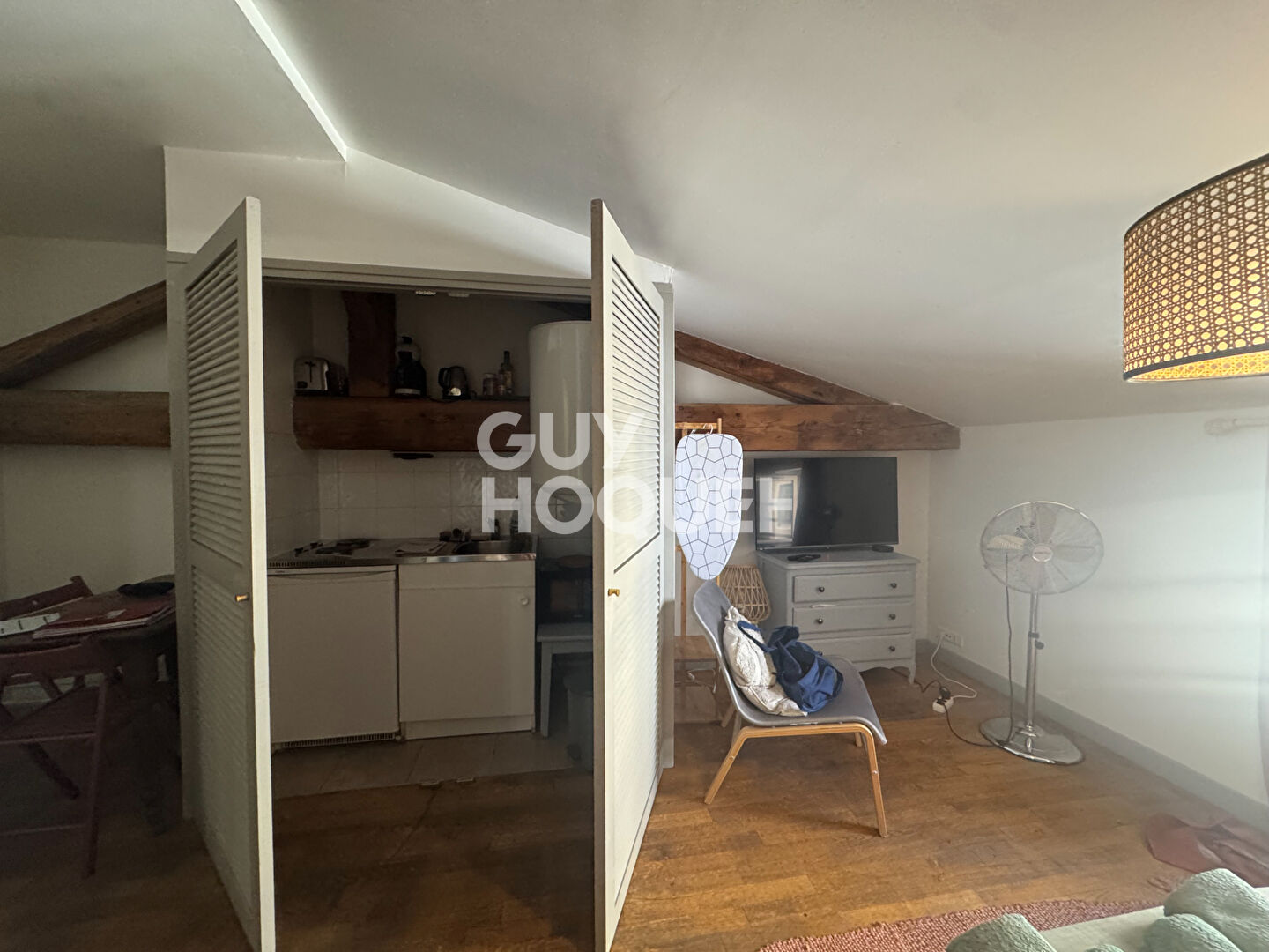 studio dernier étage ascenseur , de 24 m2 au sol -cave -grenier- possible Airbnb
