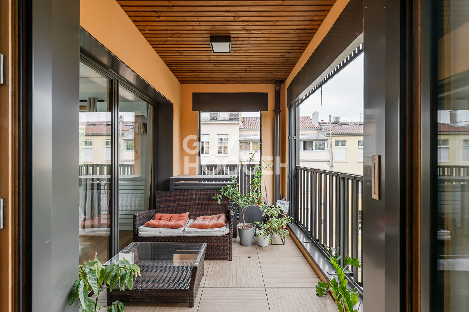 Appartement de standing-dernier étage-2garages-terrasse idéalement placé- climatisation