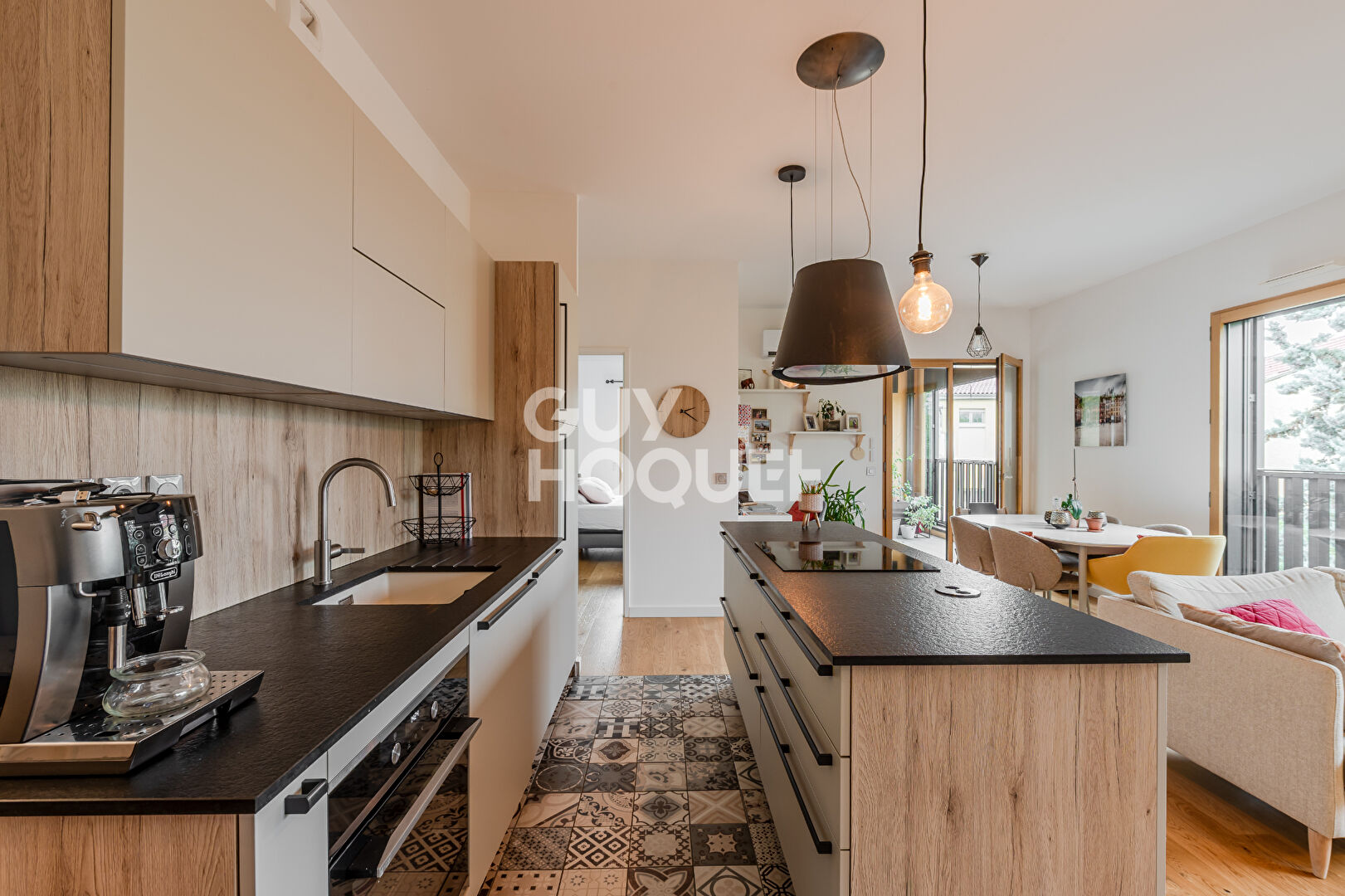 Appartement de standing-dernier étage-2garages-terrasse idéalement placé- climatisation