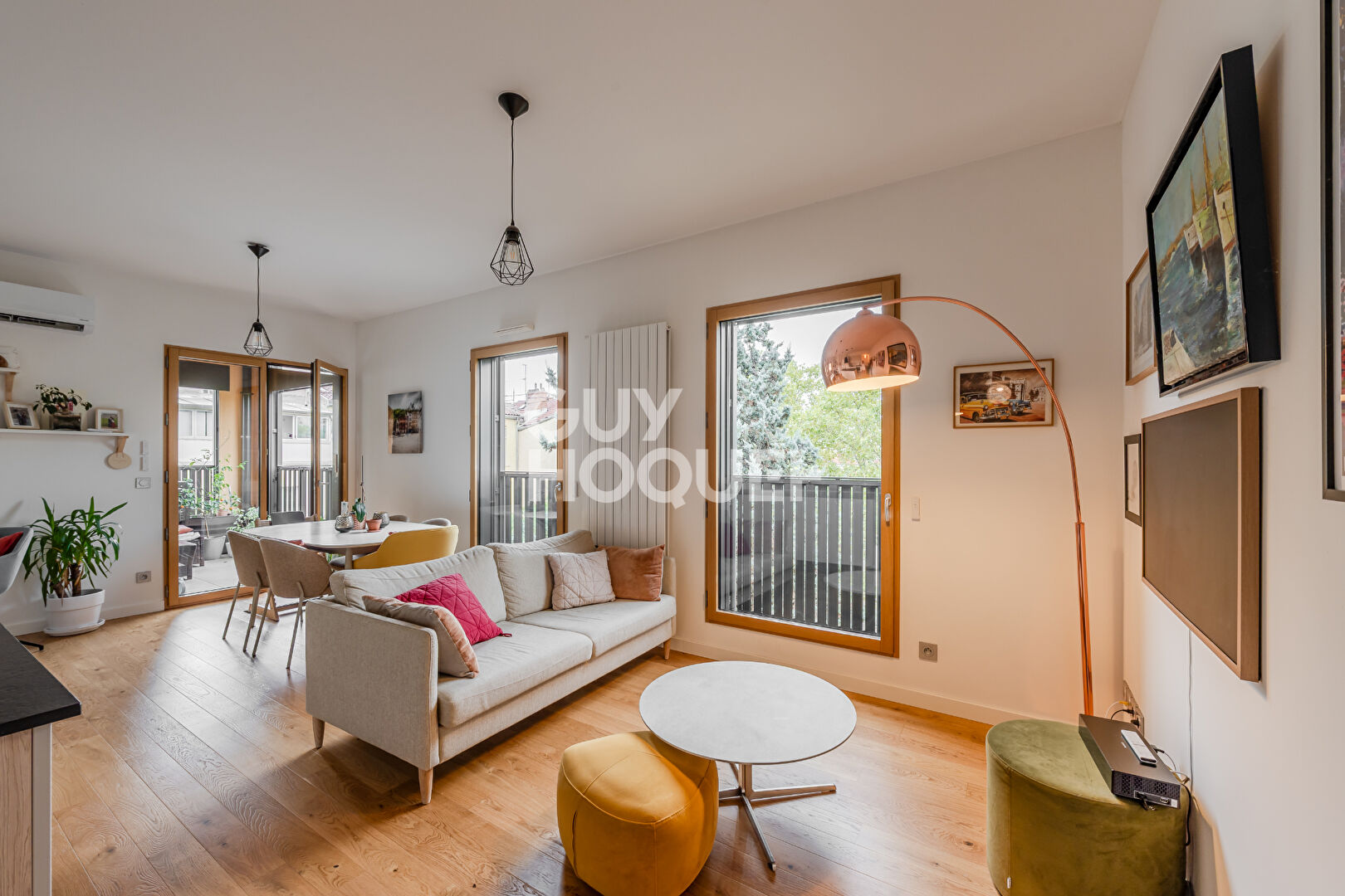 Appartement de standing-dernier étage-2garages-terrasse idéalement placé- climatisation