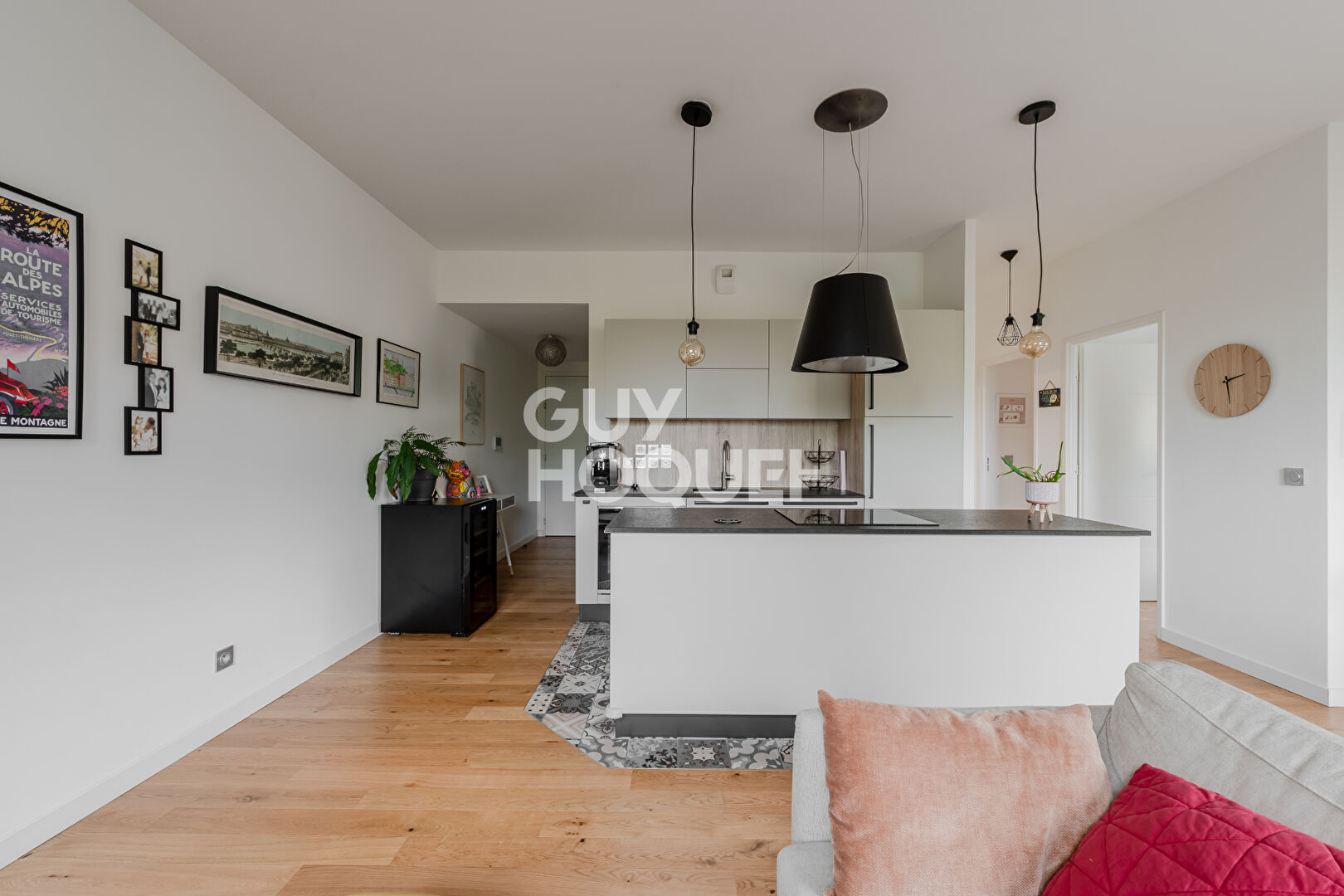 Appartement de standing-dernier étage-2garages-terrasse idéalement placé- climatisation