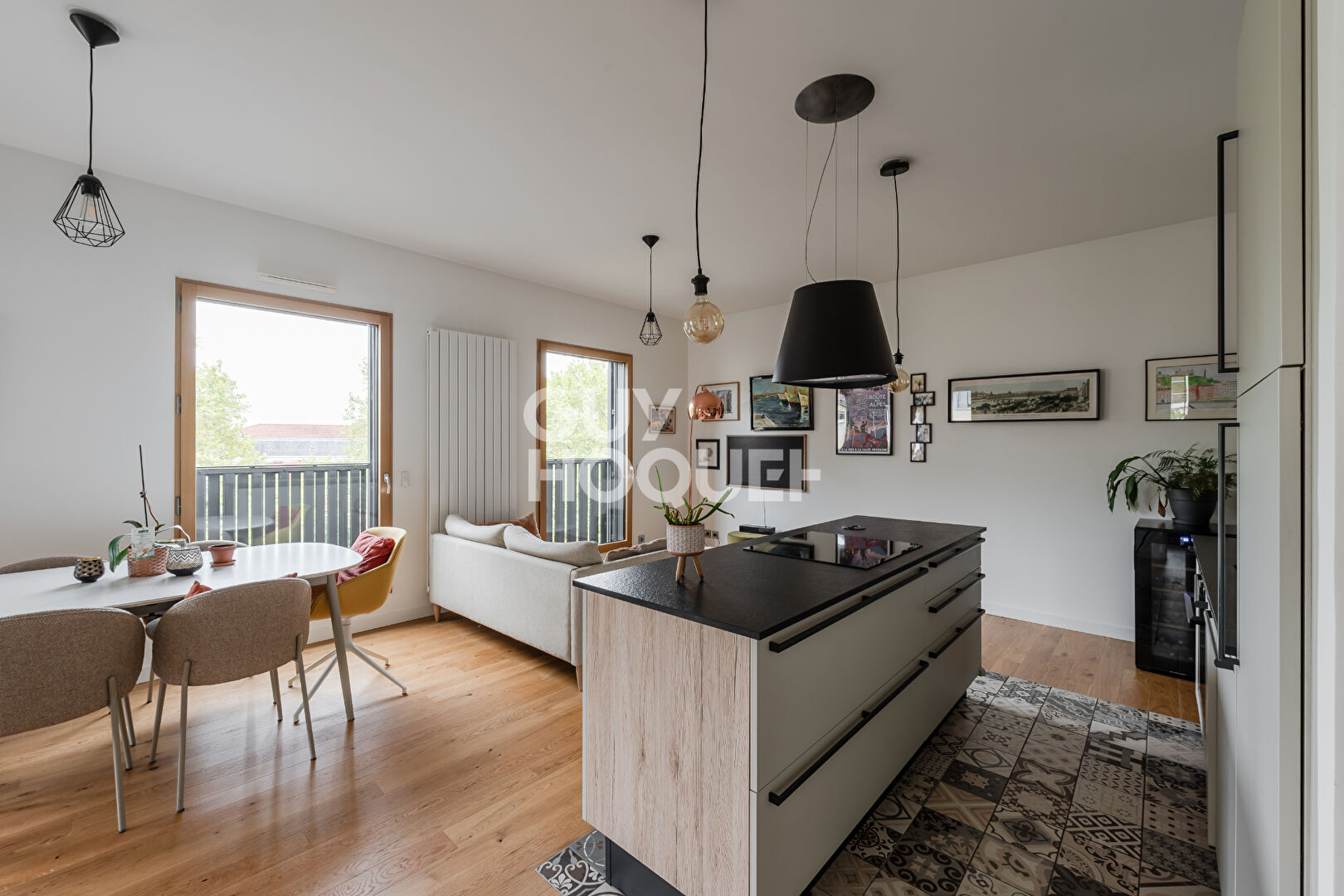 Appartement de standing-dernier étage-2garages-terrasse idéalement placé- climatisation