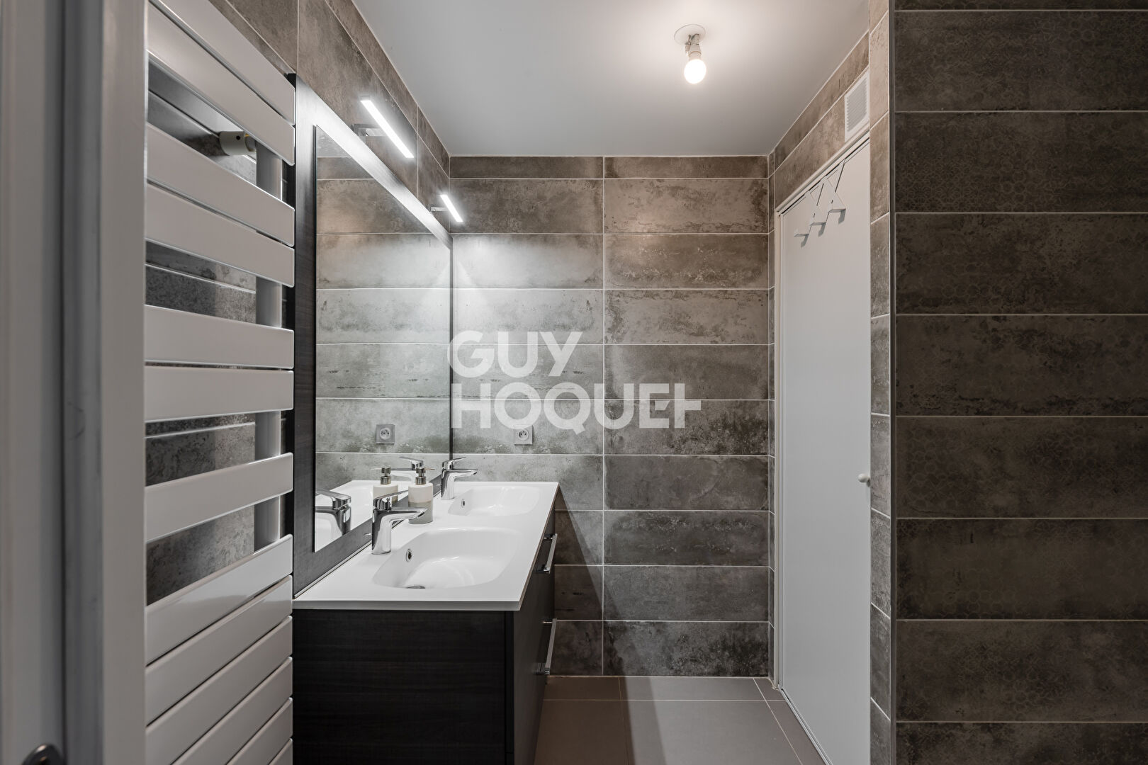 Appartement de standing-dernier étage-2garages-terrasse idéalement placé- climatisation