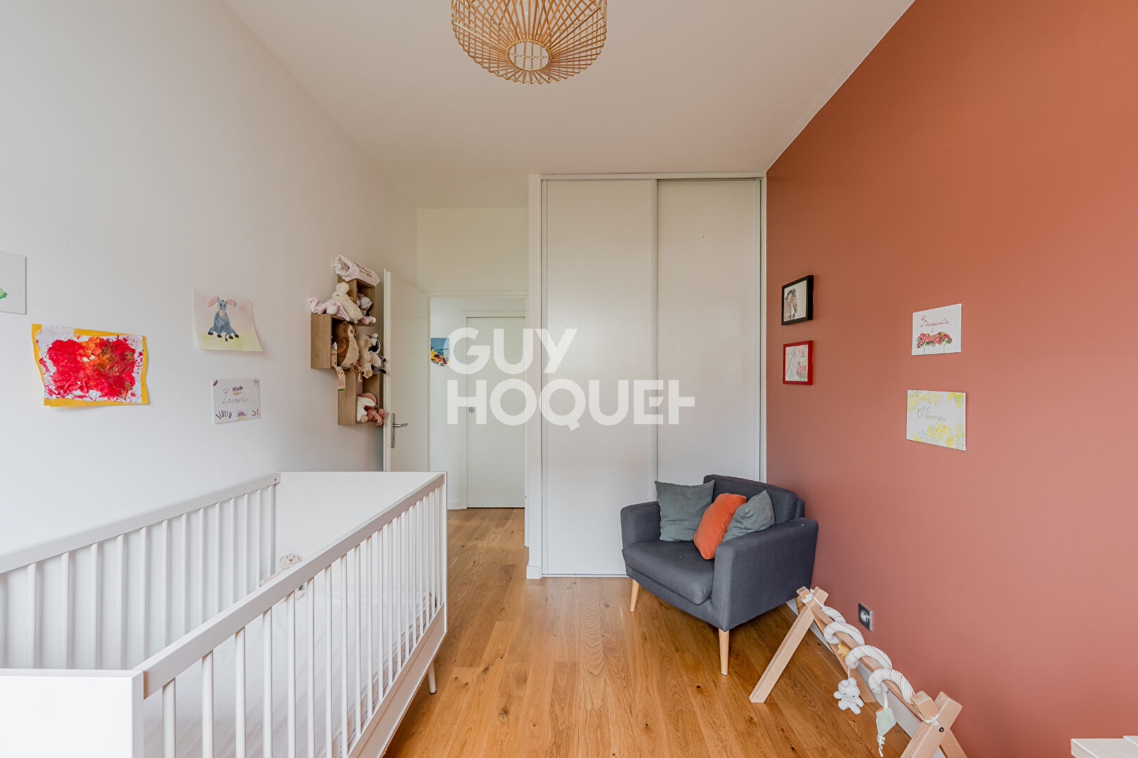 Appartement de standing-dernier étage-2garages-terrasse idéalement placé- climatisation