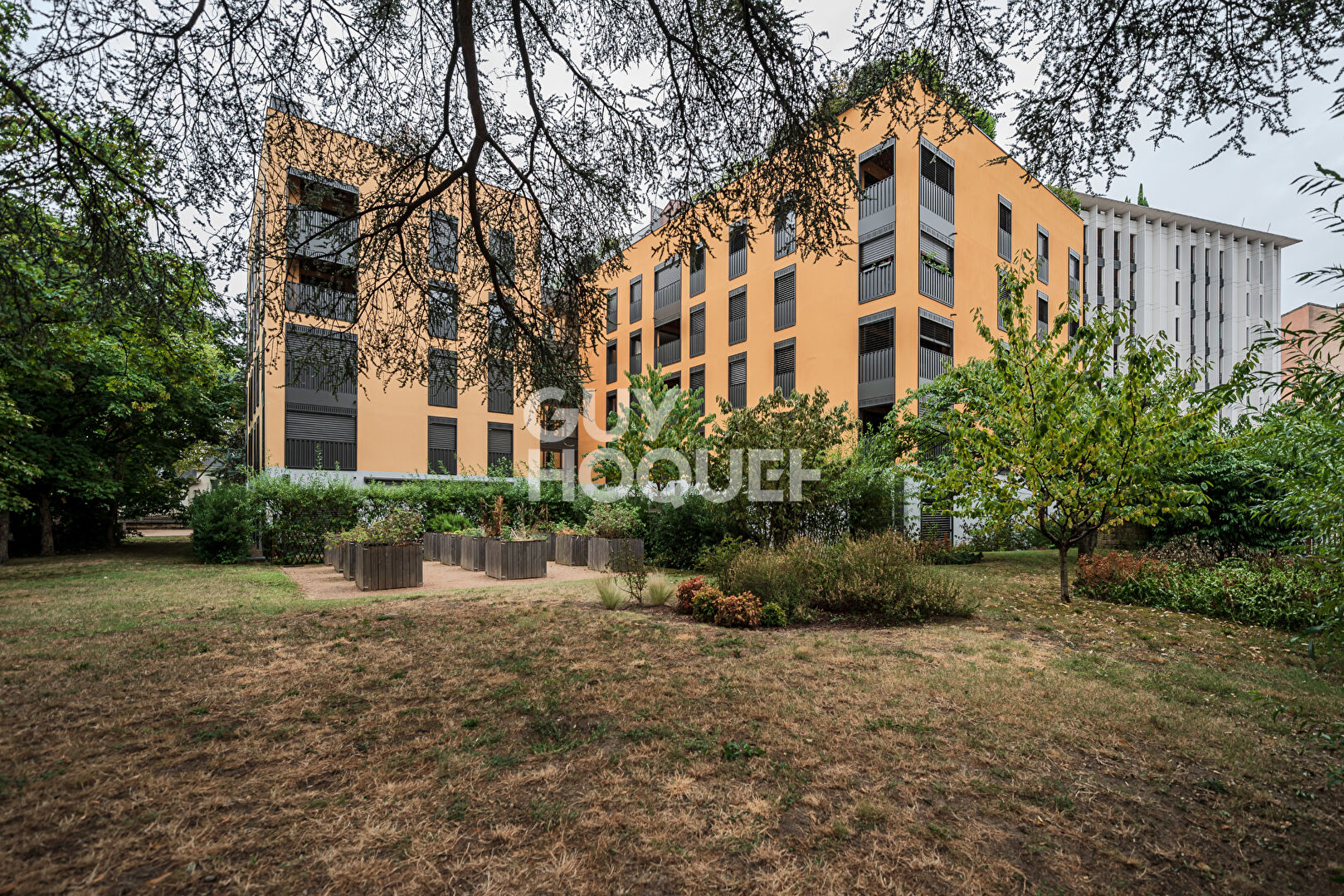 Appartement de standing-dernier étage-2garages-terrasse idéalement placé- climatisation
