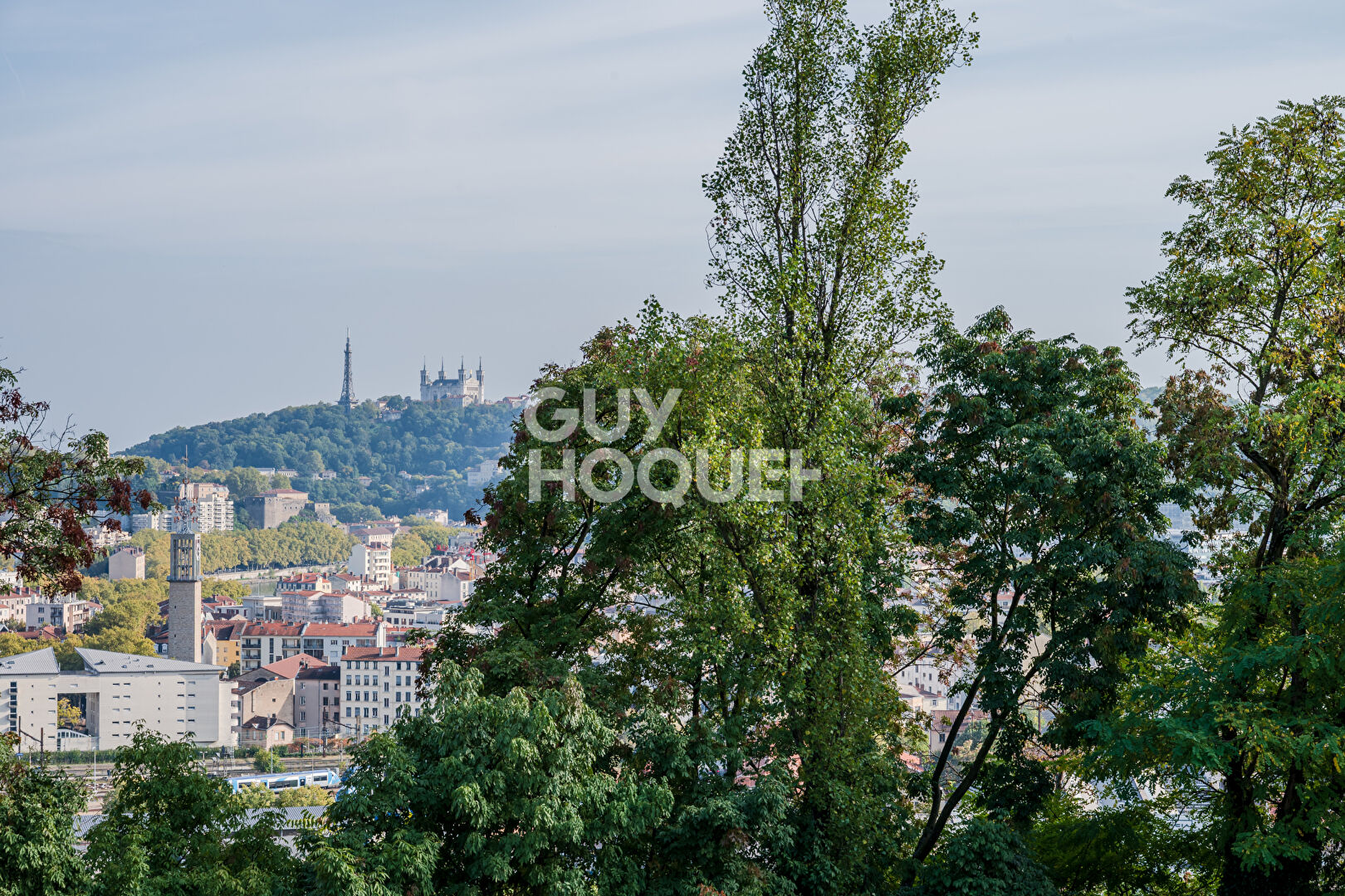Appartement  avec une terrasse et vue Fourvière dégagée- garage PMR + standard
